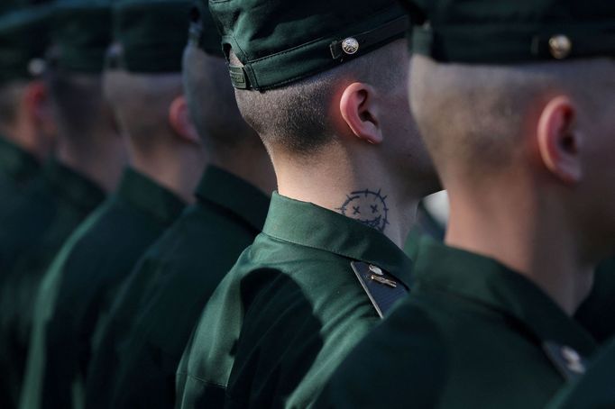 Ruští vojáci v Leningradské oblasti se shromáždili na ceremonii k uctění památky padlých vojáků ve válce na Ukrajině, kterou Rusko rozpoutalo.