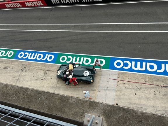 Jaguar C-Type prohnali po okruhu Miroslav Krejsa a Jan Čížek.