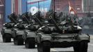 A column of Russian T-90 tanks takes part in the Victory Parade on Moscow's Red Square May 9, 2012. Russia celebrates the 67th anniversary of the victory over Nazi Germany on Wednesday. REUTERS/Maxim Shemetov (RUSSIA - Tags: ANNIVERSARY MILITARY) Published: Kvě. 9, 2012, 9:17 dop.