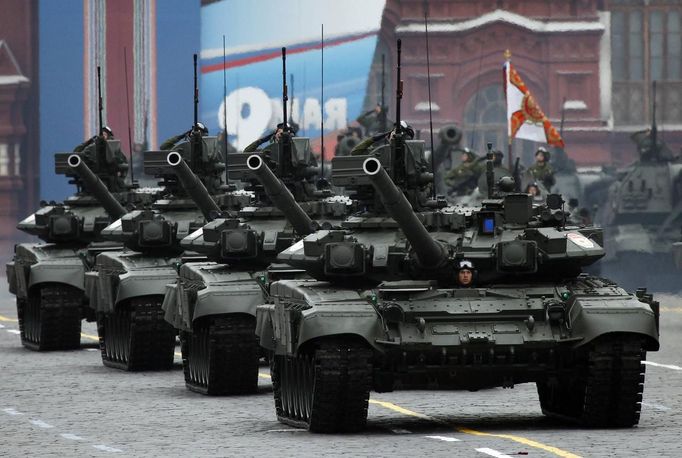 A column of Russian T-90 tanks takes part in the Victory Parade on Moscow's Red Square May 9, 2012. Russia celebrates the 67th anniversary of the victory over Nazi Germany on Wednesday. REUTERS/Maxim Shemetov (RUSSIA - Tags: ANNIVERSARY MILITARY) Published: Kvě. 9, 2012, 9:17 dop.