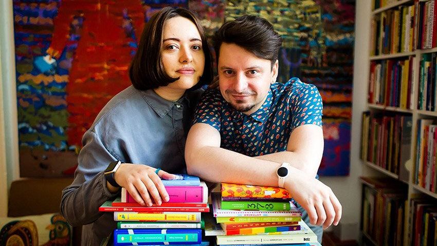 Autoři knihy Romana Romanyšynová a Andrij Lesiv z Ukrajiny společně tvoří studio Agrafka.