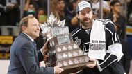 Kanadský útočník Justin Williams obdržel Conn Smythe Trophy pro nejužitečnějšího hokejistu play off a dočkal se první individuální ceny v kariéře.