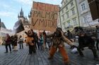 Foto z Prahy: Lidé jako opice protestovali proti spalování palmového oleje v motorech