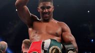 Anthony Joshua, který Carlose Takama porazil před limitem, je momentálně držitelem mistrovských pásů organizací IBF, WBA i méně významné IBO.