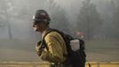 A firefighter walks down a road as the Little Bear Fire burns in the Lincoln National Forest near Ruidoso, New Mexico, in this June 13, 2012 U.S. Forest Service handout photo. Some of the 2,500 people forced to evacuate their central New Mexico houses by wildfires raging near the resort village of Ruidoso began returning home this week with the help of National Guard troops, officials said. Photo taken June 13, 2012. REUTERS/Kari Greer/US Forest Service/Handout (UNITED STATES - Tags: DISASTER ENVIRONMENT) FOR EDITORIAL USE ONLY. NOT FOR SALE FOR MARKETING OR ADVERTISING CAMPAIGNS. THIS IMAGE HAS BEEN SUPPLIED BY A THIRD PARTY. IT IS DISTRIBUTED, EXACTLY AS RECEIVED BY REUTERS, AS A SERVICE TO CLIENTS Published: Čer. 17, 2012, 4:04 dop.