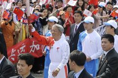 Severní Korea nadšeně vítala olympijskou pochodeň