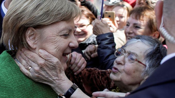 Kancléřka Angela Merkelová se vítá s místními lidmi v Sibiu/Hermannstadtu.