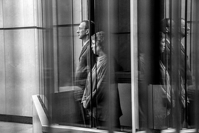 Olivia Colmanová jako Susan a David Thewlis v roli Christophera.