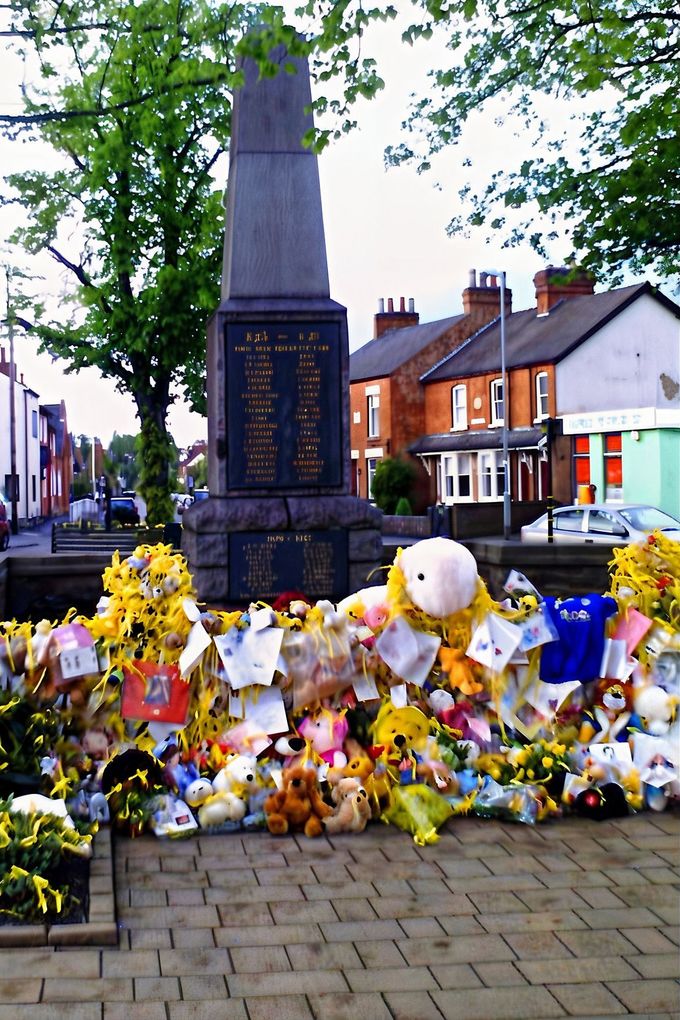 Pietní místo s květinami a plyšovými hračkami u památníku v Rothley na památku pohřešované Madeleine McCann, 17. května 2007
