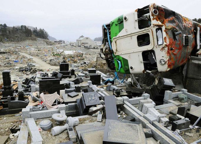 Vlakový vagón odplavila vlna tsunami na hřbitov ve městě Onagawa, které se nachází v prefektuře Mijagi.