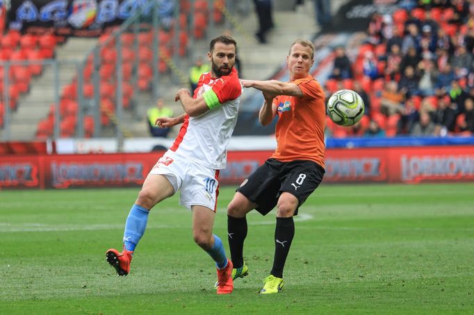 Josef Hušbauer a David Limberský v zápase nadstavby Slavia - Plzeň