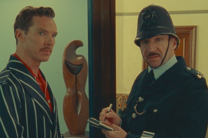 Benedict Cumberbatch a Ralph Fiennes ve filmu Podivuhodný příběh Henryho Sugara.