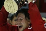KVĚTEN - Hokejisté Kanady získali titul mistrů světa. Ve finále přemohli reprezentaci Finska v poměru 4:2. Nejužitečnějším hráčem turnaje se poté útočník javorových listů Rick Nash, který zaznamenal v rozhodujícím zápase dvě branky. Na snímku se z trofeje těší kapitán Shane Doan.