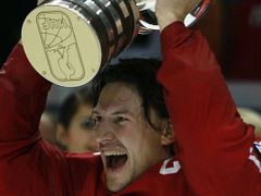 KVĚTEN - Hokejisté Kanady získali titul mistrů světa. Ve finále přemohli reprezentaci Finska v poměru 4:2. Nejužitečnějším hráčem turnaje se poté útočník javorových listů Rick Nash, který zaznamenal v rozhodujícím zápase dvě branky. Na snímku se z trofeje těší kapitán Shane Doan.