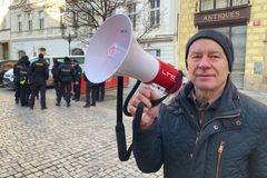Na demonstraci u muzea vyzýval ke stržení ukrajinské vlajky. Nyní ho stíhá policie