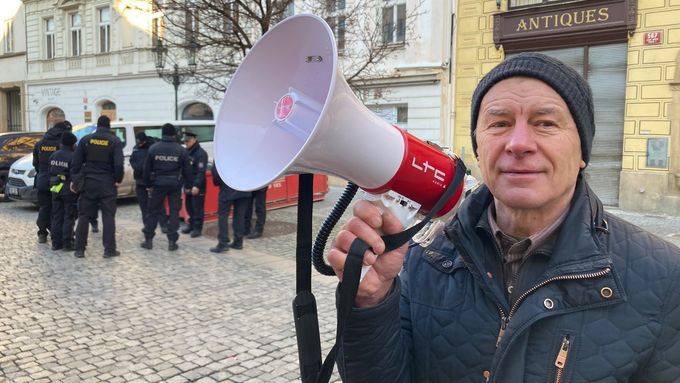 Slávek Popelka tvrdí, že je v Česku údajně ohrožena svoboda vyjadřování. Aktuálně.cz s ním mluvilo na akci, kde si mohl říkat cokoliv.