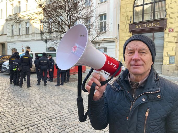 Slávek Popelka vystupoval proti komunistickému režimu v roce 1989 a velmi kritický je také k nynější vládě Petra Fialy.