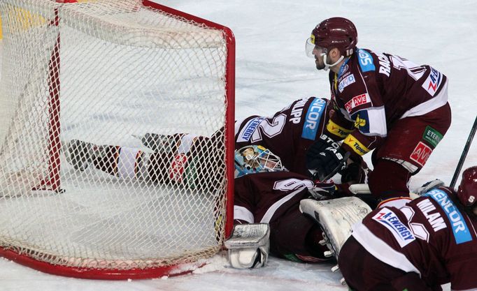 Hokej, extraliga, Sparta - Třinec: Marcel Melicherčík,  Radek Philipp, Troy Milam a Ivan Rachůnek