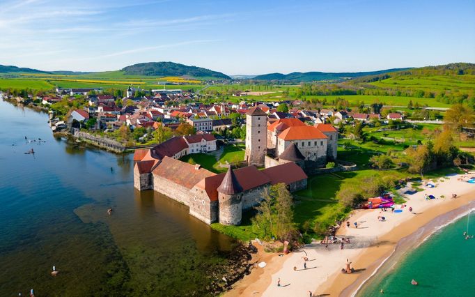 Hrad Švihov. Fiktivní koláž zhotovená pomocí umělé inteligence, která ukazuje, jak by známá místa v Česku vypadala, kdyby Česká republika měla své vlastní moře.