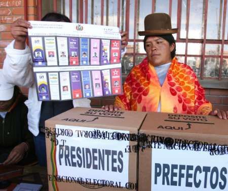 Člen volební komise v Bolívii ukazuje hlasovací lístek