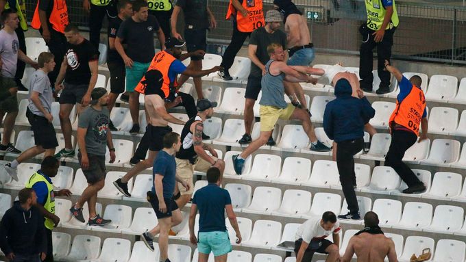 Útok ruských hooligans přímo na stadionu v Marseille. Přijeli se porvat "za ródinu" (za vlast).