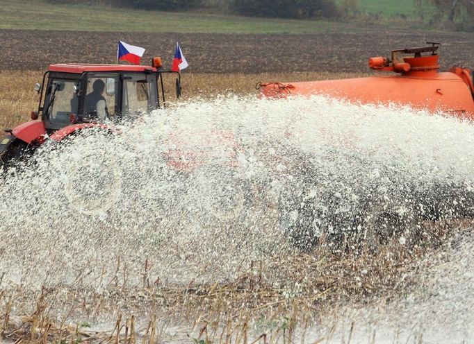 V poli skončil obsah asi 30 cisteren ze zhruba 40 podniků z kraje Vysočina.