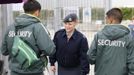 A member of the RAF checks the identifications of two G4S security guards at an exit to the Olympic Park in Stratford, the location of the London 2012 Olympic Games, in east London July 15, 2012. The head of private security firm G4S said on Saturday his firm only realised just over a week ago it would not be able to supply enough venue guards for this month's London Olympics, as he publicly apologised for the embarrassing failure. On Thursday, the government said it would deploy additional troops after it became clear G4S was unlikely to provide the expected 10,400 guards it was contracted to do because of problems processing applicants. REUTERS/Andrew Winning (BRITAIN - Tags: MILITARY POLITICS SOCIETY SPORT OLYMPICS) Published: Čec. 15, 2012, 2:13 odp.