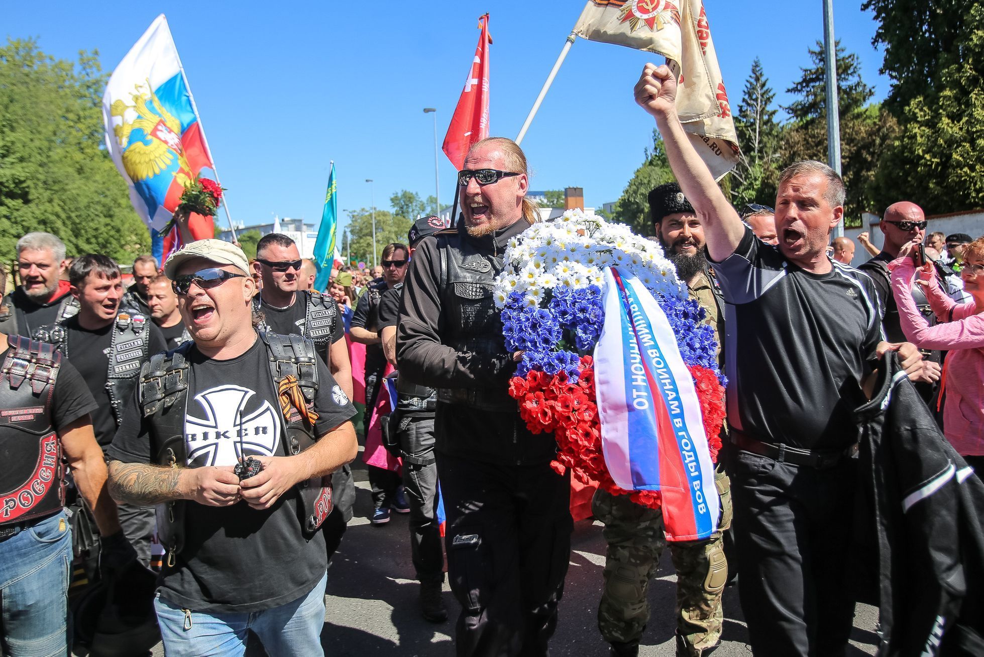 Noční vlci přijeli do Prahy na Olšanské hřbitovy - zde čekali příznivci i odpůrci