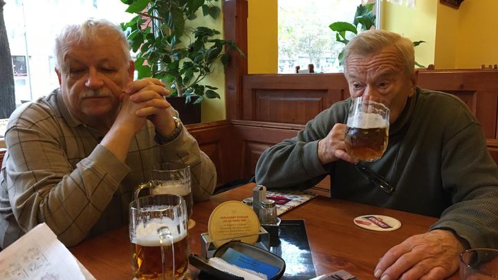 Nejdřív túra, potom pivo. Senioři cestou do 460 hospod ušli přes tři tisíce kilometrů; Zdroj foto: Anna Sochorová