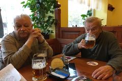 Nejdřív túra, potom pivo. Senioři cestou do 460 hospod ušli přes tři tisíce kilometrů