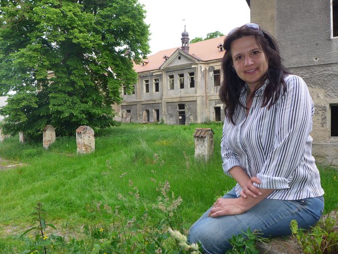 Magdalena Jakubíčková před zámkem Koleč, který zachraňuje s pomocí Norských fondů