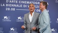 George Clooney a Brad Pitt na benátském uvedení filmu Wolfs.