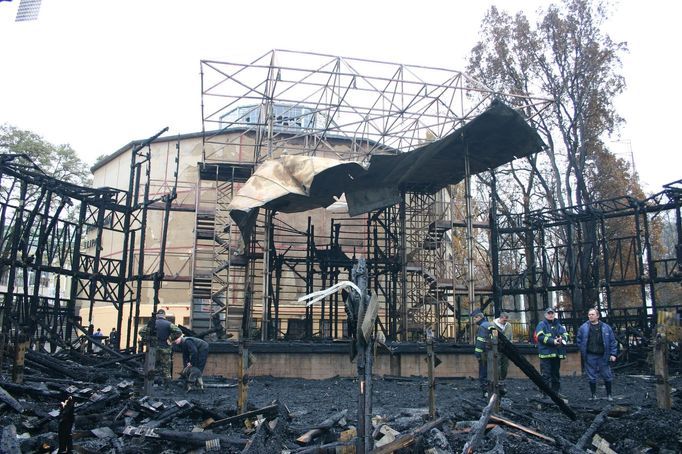 Požár Průmyslového paláce na pražském Výstavišti, ke kterému došlo dne 16. října roku 2008. Archivní snímek z historie Hasičského záchranného sboru v Praze.