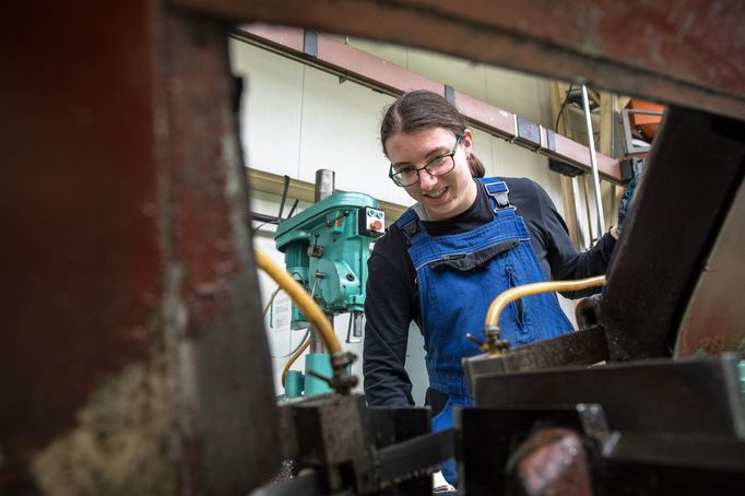 Výroba v třebíčské strojírenské firmě Mico patřící do holdingu CE Industries podnikatele Jaroslava Strnada dodávající stroje a zařízení do elektrárenského průmyslu.