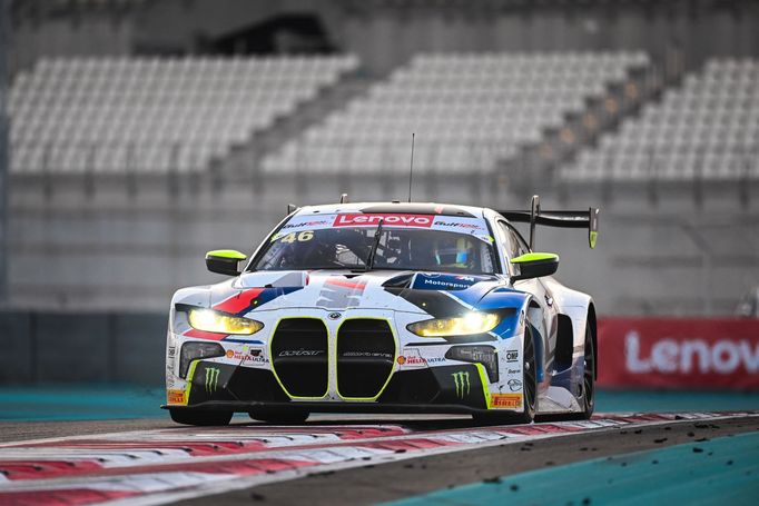 BMW M4 GT3 posádky Valentino Rossi, Nick Yelloly a Dries Vanthoor v závodě na 12 hodin v Abú Zabí