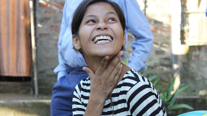 Dvacetiletá Puja se úspěšně poprala s mozkovou obrnou a nyní studuje na vysoké škole.