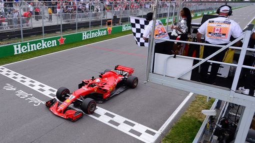 Modelka Winnie Harlowová odmávla Sebastiana Vettela v cíli Velké ceny Kanady formule 1.