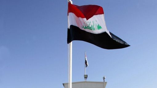 Irácký premiér Nuri al-Maliki a zbytek tamní vlády při vztyčování nové vlajky