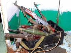 Zbraně somálských pirátů zabavené při operaci portugalské vojenské hlídky v Adenském zálivu
