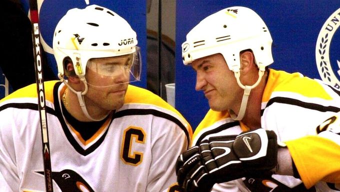 Jaromír Jágr (vlevo) a Mario Lemieux na střídačce Pittsburghu v play off NHL 2001