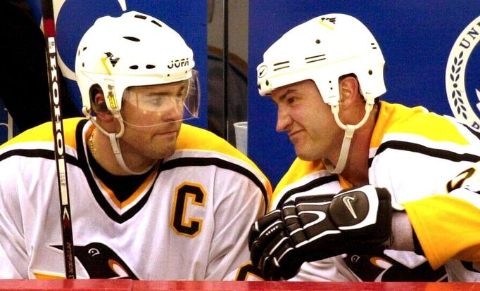 Jaromír Jágr (vlevo) a Mario Lemieux na střídačce Pittsburghu v play off NHL 2001