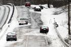 Řidičům komplikuje jízdu mlha, ledovka i sněhové jazyky