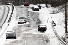 Silnice v Česku kloužou, na ledovce bourala řada aut