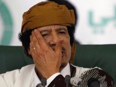Muammar Kaddáfí při projevu ke svým sympatizantům 2. března 2011.