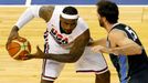 Americký basketbalista LeBron James bojuje na OH 2012 s Argentincem Federikem Kammerichsem