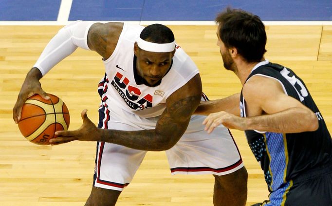 Americký basketbalista LeBron James bojuje na OH 2012 s Argentincem Federikem Kammerichsem