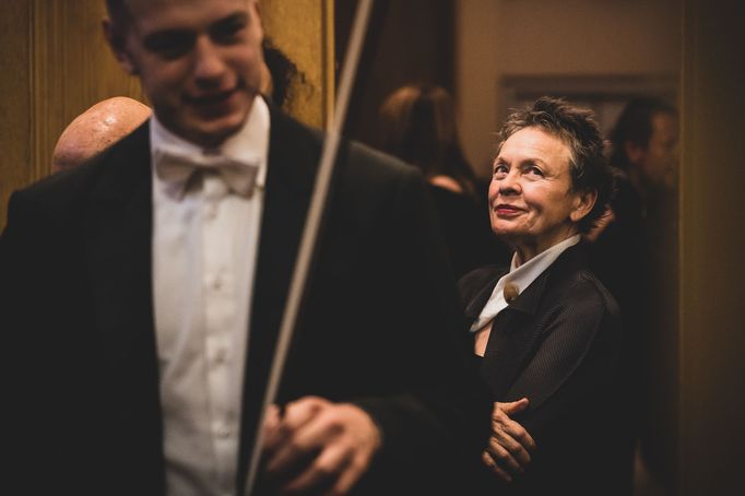Laurie Anderson při vystoupení s Filharmonií Brno.