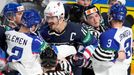 Brian Boyle a Miloš Kelemen ve čtvrtfinále USA - Slovensko na MS 2021