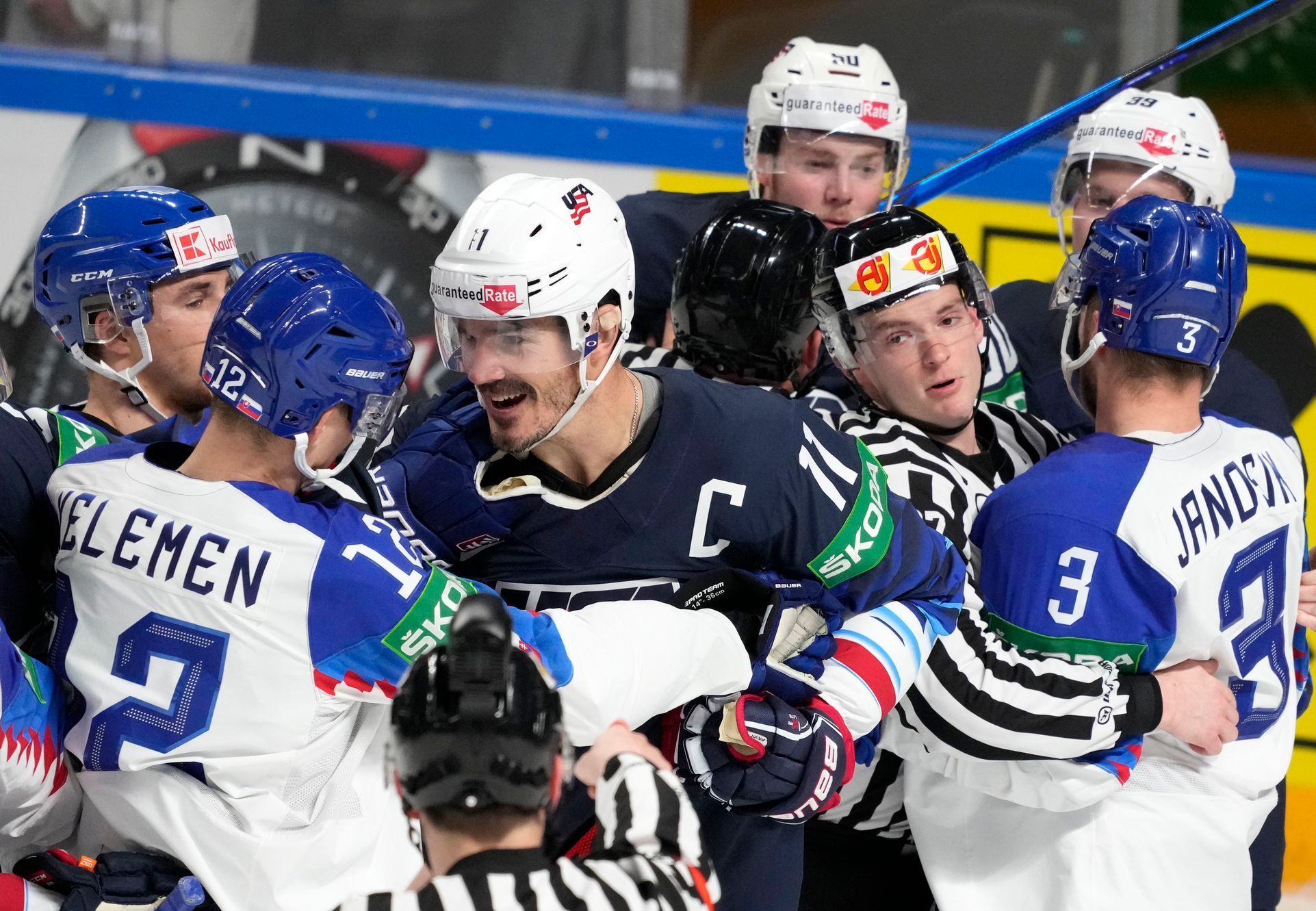 Brian Boyle a Miloš Kelemen ve čtvrtfinále USA - Slovensko na MS 2021