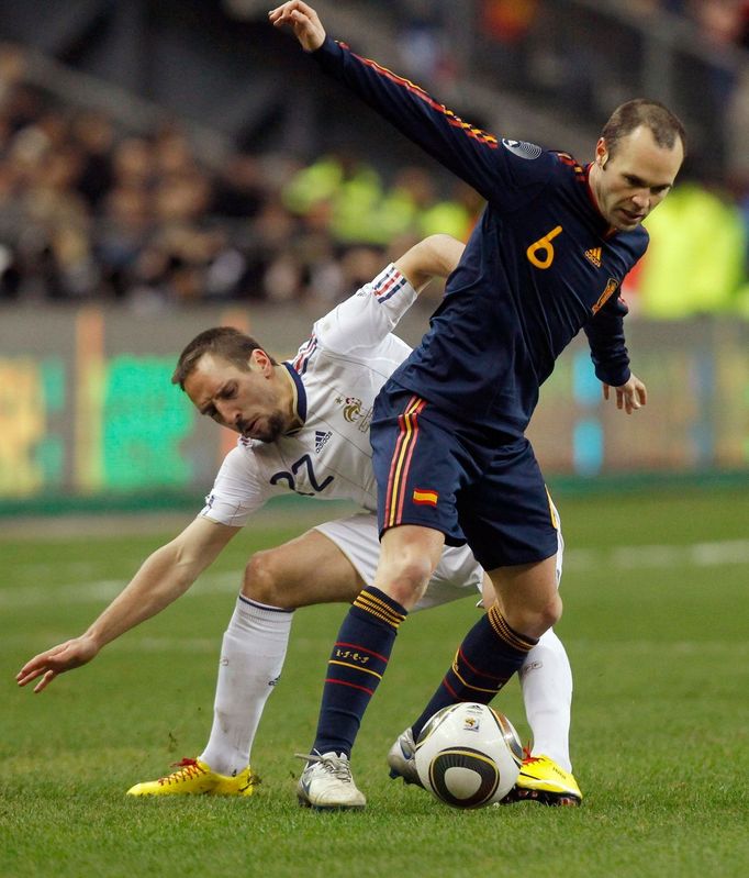 Frank Ribéry v souboji s Andrésem Iniestou